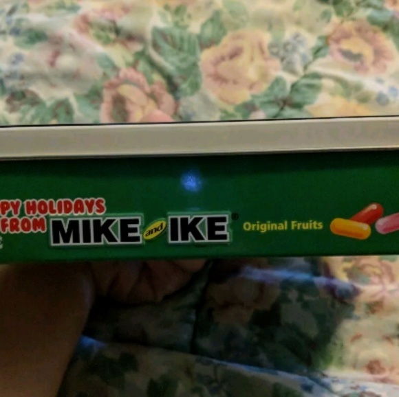 ✨2/$12 Mike And Ike Collectible Holiday Tin - Picture 3 of 4